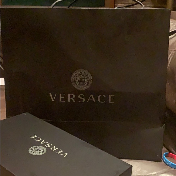 Versace shoes come with box and bag as well - Picture 8 of 8
